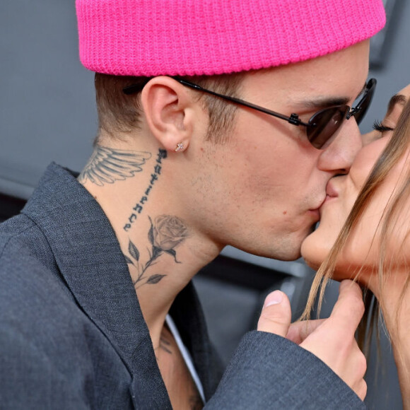 Grammy 2022: Justin Bieber e Hailey Bieber trocaram beijo no tapete vermelho