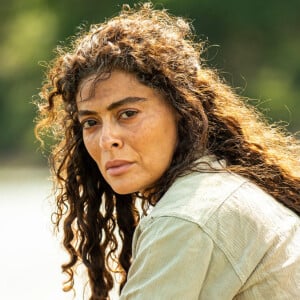 Maria Marruá (Juliana Paes) vira onça para evitar morte de Juma (Alanis Guillen, na 2ª fase) na novela 'Pantanal'