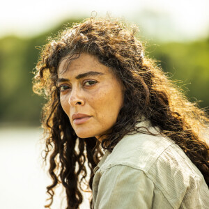 Maria Marruá (Juliana Paes) põe a filha, Juma (Alanis Guillen, na 2ª fase), em uma canoa e a deixa à própria sorte na novela 'Pantanal'