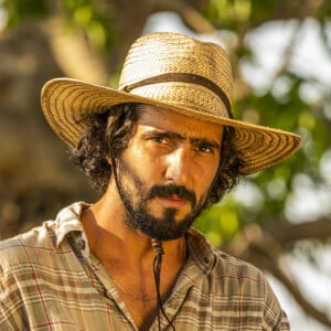 Na novela 'Pantanal', José Leôncio (Renato Góes) é surpreendido com fuga de Madeleine (Bruna Linzmeyer)