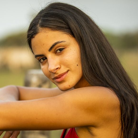 Na novela 'Pantanal', Filó (Letícia Salles) tenta evitar que Madeleine (Bruna Linzmeyer) vá embora da fazenda escondida de José Leôncio (Renato Góes) e com o filho, Jove