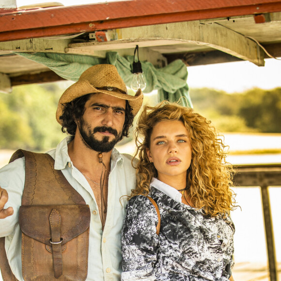 Na novela 'Pantanal', Madeleine (Bruna Linzmeyer) não se adapta à vida com José Leôncio (Renato Góes) no Pantanal