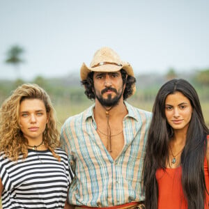 Na novela 'Pantanal', Madeleine (Bruna Linzmeyer) não ouve Filó (Letícia Salles) e foge da fazenda de José Leôncio (Renato Góes) com o filho, Jove, e sem avisar o marido