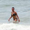 Bruna Linzmeyer pratica corrida e mergulha em praia do Rio, nesta quarta-feira, 10 de dezembro de 2014
