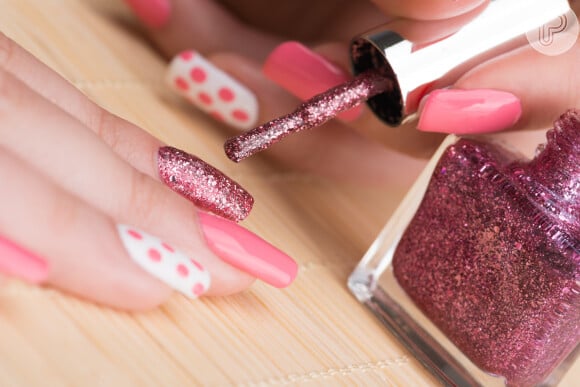 O esmalte com glitter pode ser combinado com diferentes nail arts nas mãos