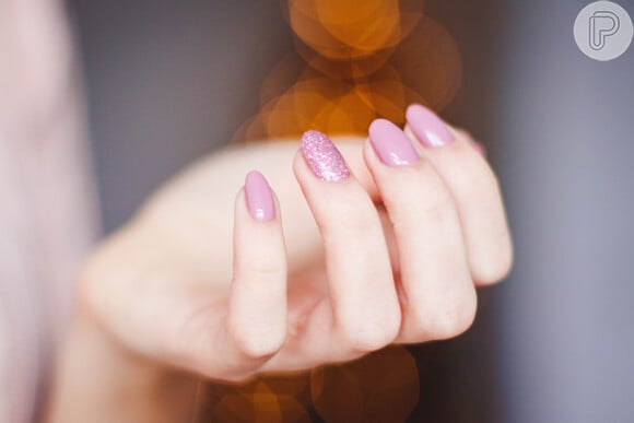 O esmalte com glitter dá um brilho extra às unhas: inspire-se nessa versão em rosa.