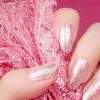 Unhas amendoadas com glitter: nessa nail art com rosa, elas ficam glamurosas e autênticas