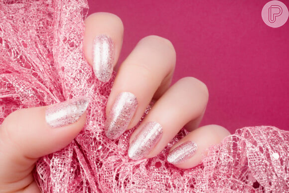 Unhas amendoadas com glitter: nessa nail art com rosa, elas ficam glamurosas e autênticas