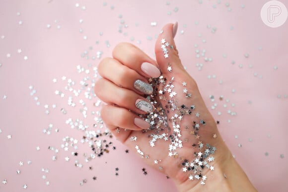 Unhas com glitter na nail art estão entre as queridinhas das fashionistas