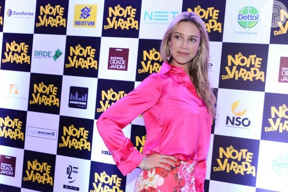 Luana optou por usar na pré-estreia uma blusa pink e saia floral