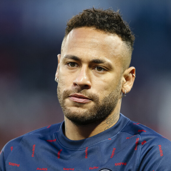 Com isso, surgiram algumas notícias de que Neymar estaria ficando com outras pessoas