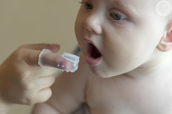 Priorizar os cuidados bucais logo nos primeiros anos de vida é uma medida fundamental para garantir a qualidade e saúde dos dentes