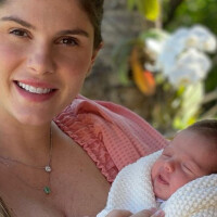 Bárbara Evans posa com a filha, Ayla, e expressão sorridente da bebê chama atenção em fotos