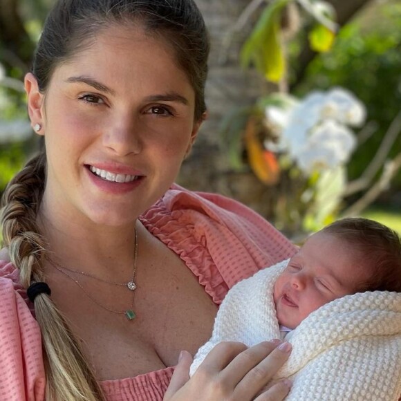 Filha de Bárbara Evans chamou atenção por expressão risonha em foto com a mãe