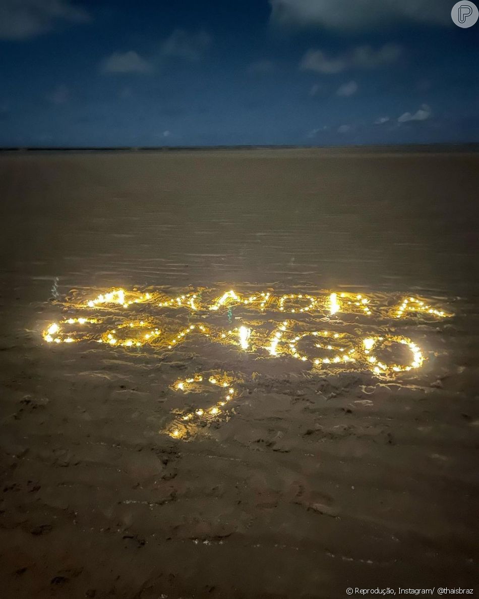 Pedido de namoro de Gui à Thaís foi escrito na areia