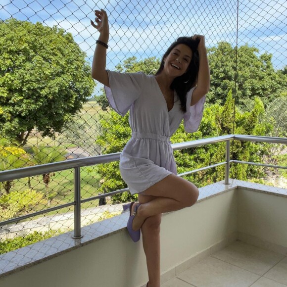 Thais Fersoza combinou macaquinho acinturado com decote em V com sapato sapato slingback