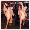 Kim Kardashian complementou o look do vestido de US$ 19 com um casaco da grife Max Mara