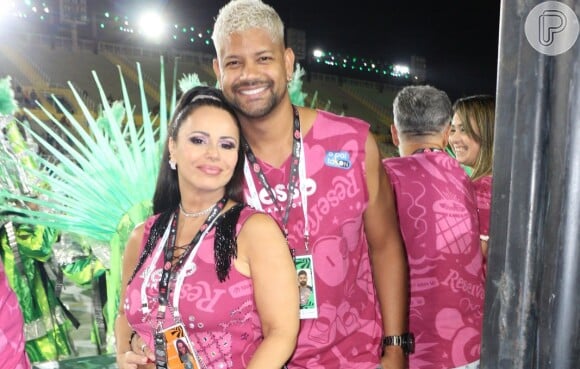 Viviane Araujo, grávida de 5 meses, assiste aos desfiles com o marido, Guilherme Militão, na Sapucaí