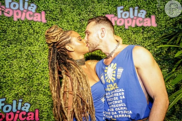 Igor Rickli e Aline Wirley, casados desde 2015, se beijam no camarote Folia Tropical, na Sapucaí