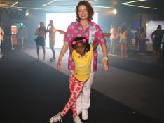 Leandra Leal leva filha para 1º desfile de Carnaval e vibra com estreia de Júlia na Mangueira