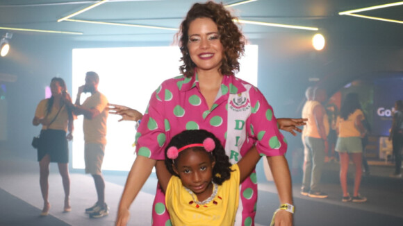 Leandra Leal leva filha para 1º desfile de Carnaval e vibra com estreia de Júlia na Mangueira