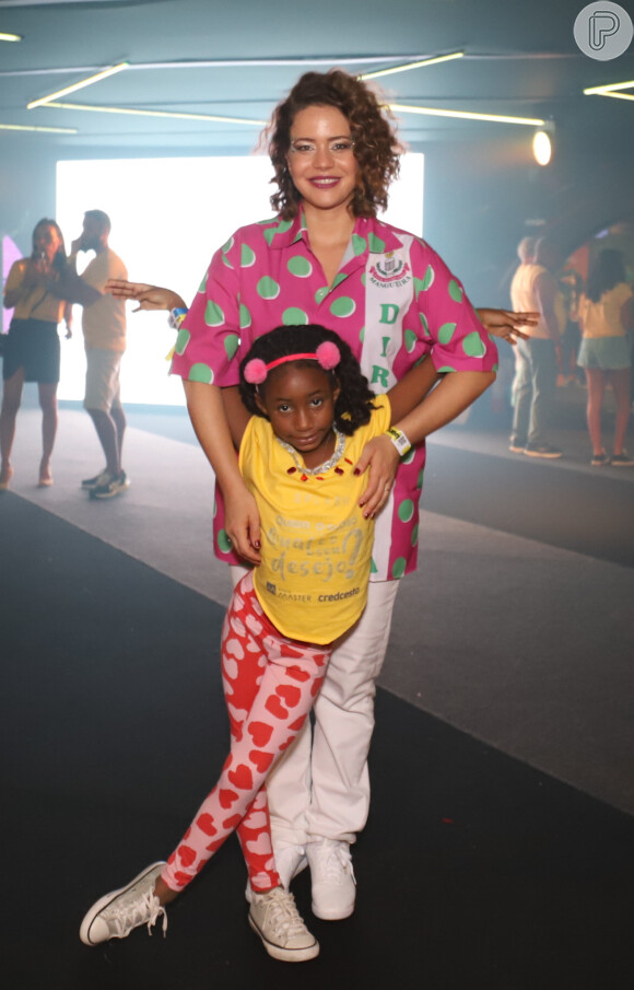 Leandra Leal preparada para o desfile da Mangueira com a filha, Júlia, de 7 anos