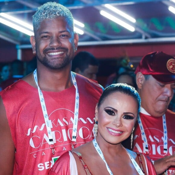 Viviane Araujo curtiu Sapucaí com o marido, Guilherme Militão, antes de desfile