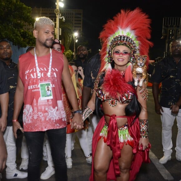 Rainha de Bateria do Salgueiro, Viviane Araujo espera um menino, Joaquim, com o marido