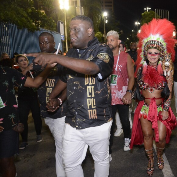 Viviane Araujo chegou na concentração rodeada de seguranças