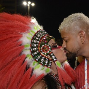 Viviane Araujo trocou beijos com marido, Guilherme Militão, antes do desfile do Salgueiro