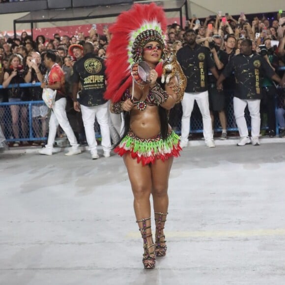 Viviane Araujo cruzou a Avenida grávida de cinco meses à frente dos ritmistas da escola