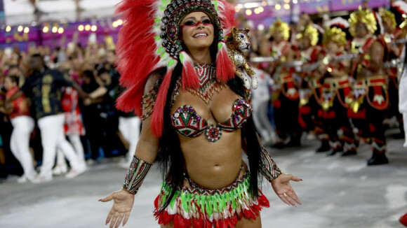 Viviane Araujo deixa barriga de fora em look e admite emoção por desfilar grávida no Carnaval