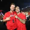Ex-BBBs Gustavo e Pedro Scooby curtiram primeira noite de desfiles na Sapucaí