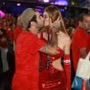 Pedro Scooby beijou a mulher, Cintia Dicker, na Sapucaí