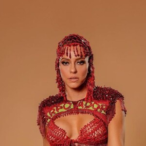 Vestido de Paolla Oliveira é monocromático