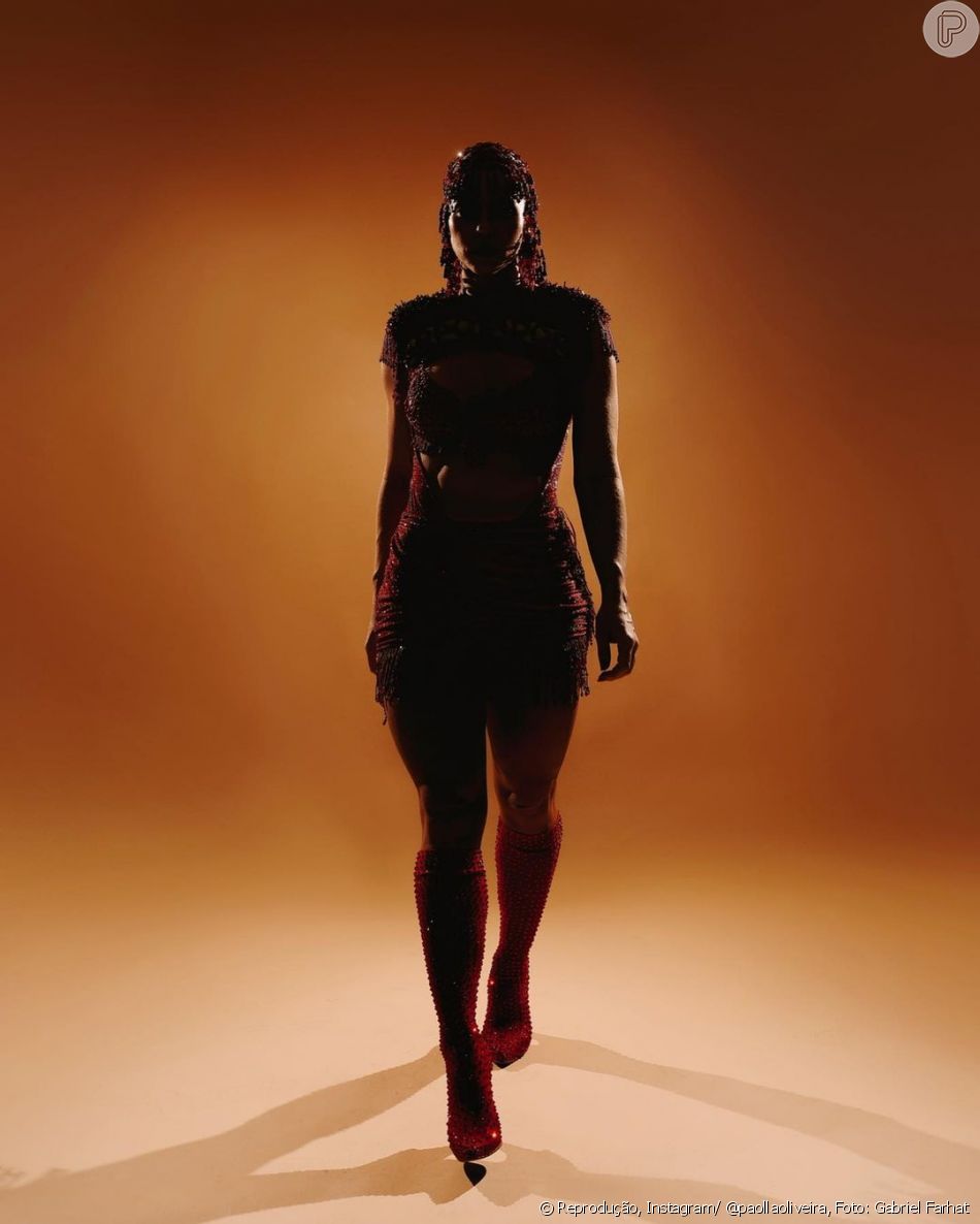 Para o look antes do desfile, Paolla Oliveira optou por um vestido que deixa a barriga trincada à mostra