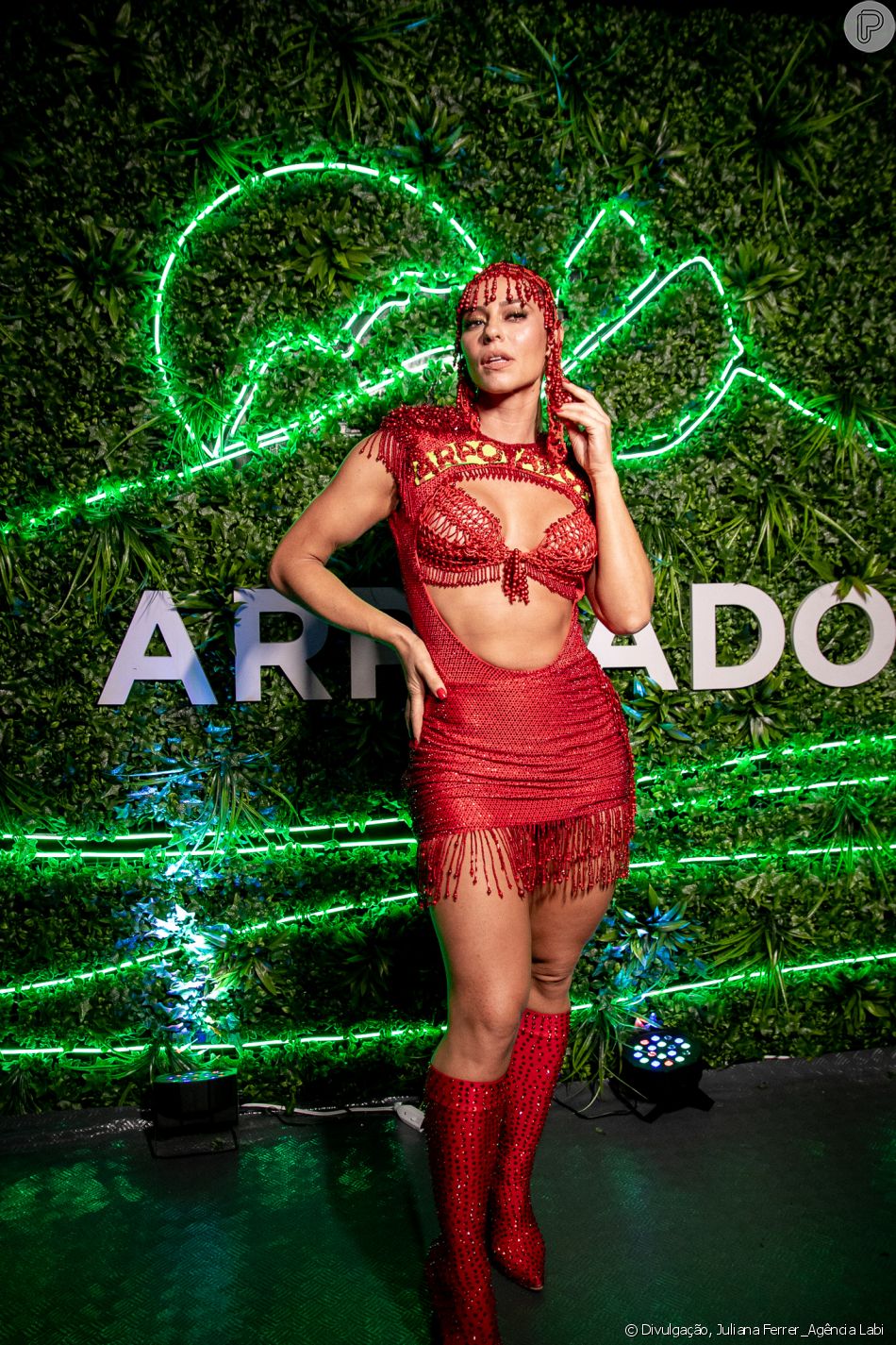 Paolla Oliveira posa supersexy com o look exaltando as curvas no Camarote Arpoador