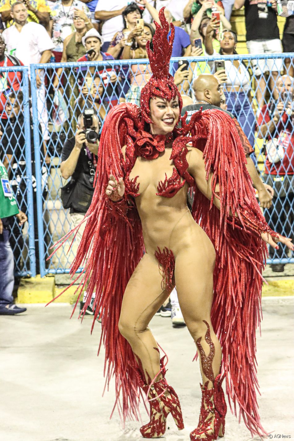 Paolla Oliveira desfilou representando uma Pombagira