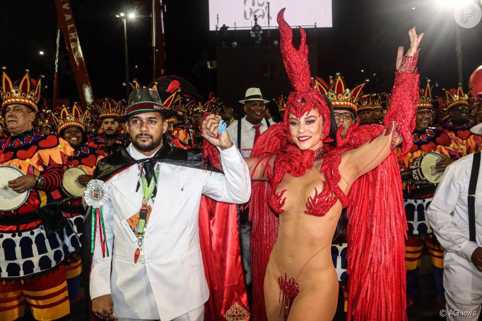 Fantasia de Paolla Oliveira foi trabalhada no brilho e no vermelho