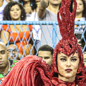 Corpo de Paolla Oliveira chamou a atenção em fantasia de Rainha de Bateria