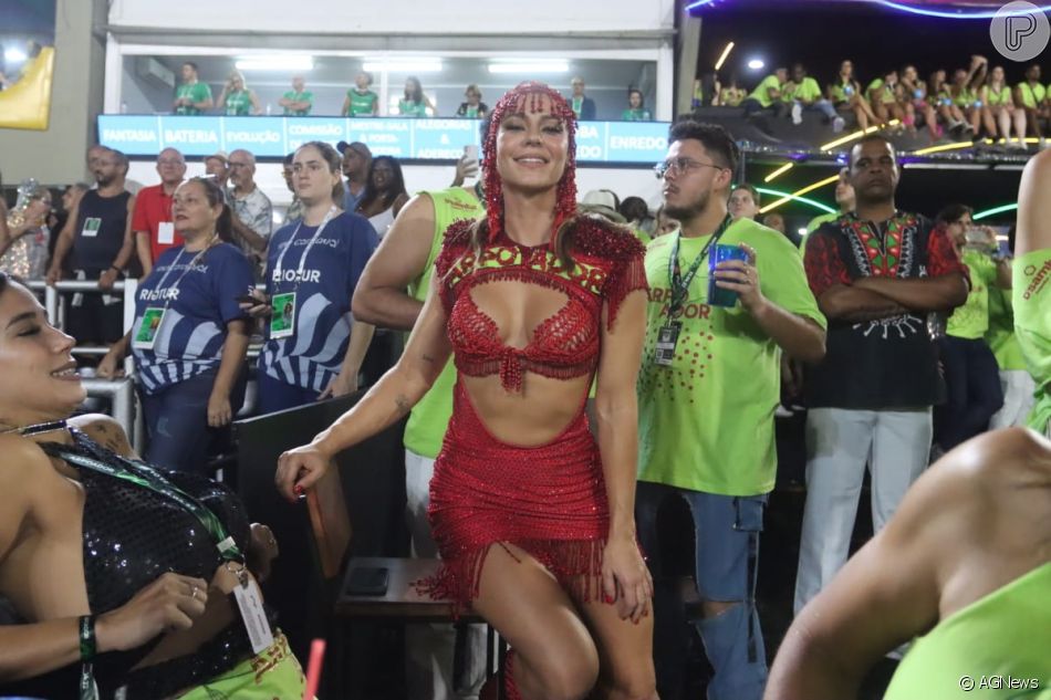 Paolla Oliveira curtiu o camarote antes de entrar na Avenida
