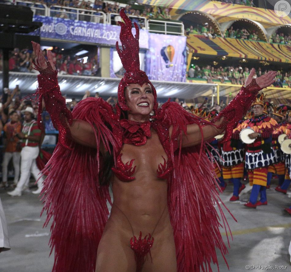 Paolla Oliveira usou um macacão de tule com aplicações e exibiu o corpo em uma fantasia leve