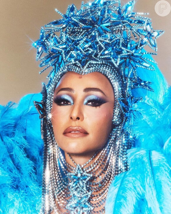 Sabrina Sato usou maquiagem poderosa em azul e adornos na cabeça à frente da bateria da Vila Isabel