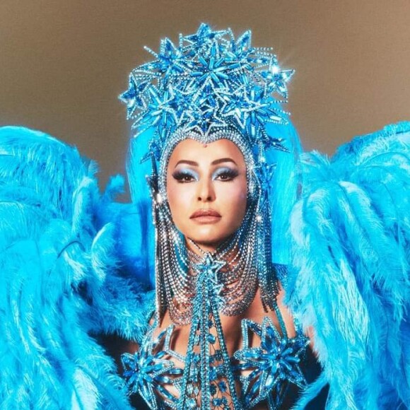 Biquíni asa-detal, plumas e estrelas: Sabrina Sato brilha em fantasia azul na Vila Isabel. Fotos do look!