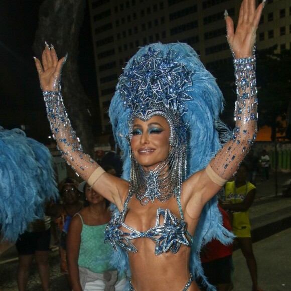 Look de Sabrina Sato no Carnaval do Rio valorizou a silhueta definida da artista