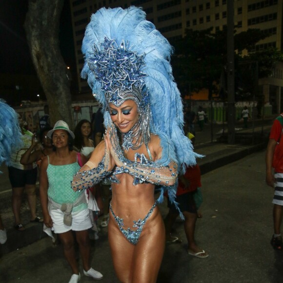 A apresentadora Sabrina Sato escolheu look com plumas e muito brilho