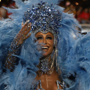 A apresentadora Sabrina Sato conta o que mais a emocionou na folia: 'A torcida de todo mundo'