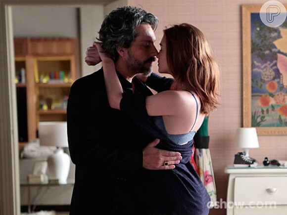 Em julho, a Globo divulgou a primeira foto em que Marina Ruy Barbosa aparece aos beijos com Alexandre Nero em cena quente da novela 'Império'