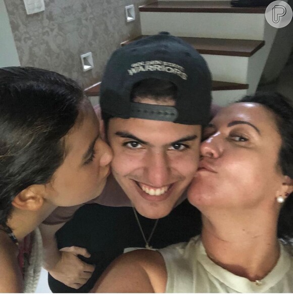 Gabriel Medina e a mãe encerraram a sociedade após brigas iniciadas com o casamento do surfista com a modelo Yasmin Brunet