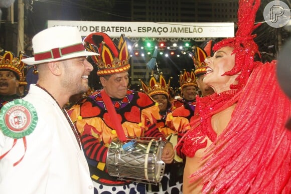 Diogo Nogueira acompanhou Paolla Oliveira no desfile da Grande Rio no primeiro carnaval do casal